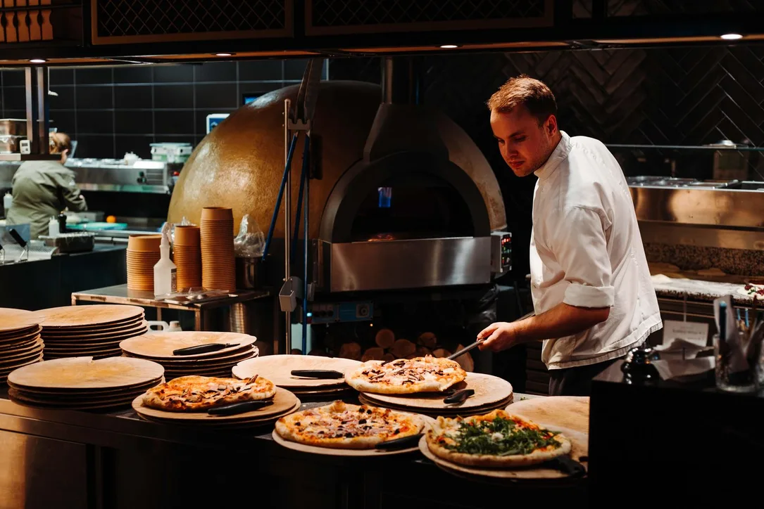 Pizza aus dem Steinofen im Restaurant Piazza