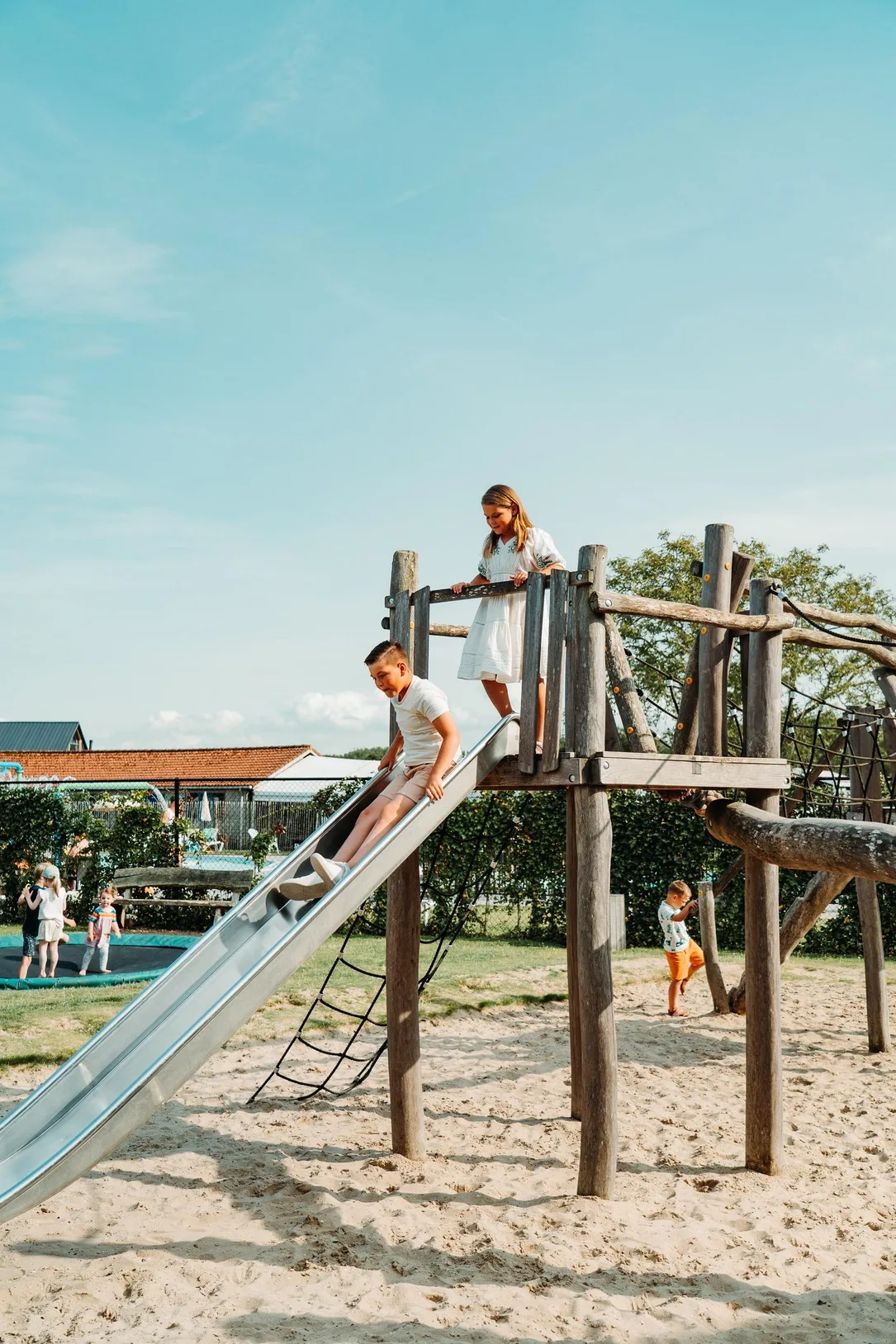 Großer Outdoor-Spielplatz bei Camping Zonneweelde