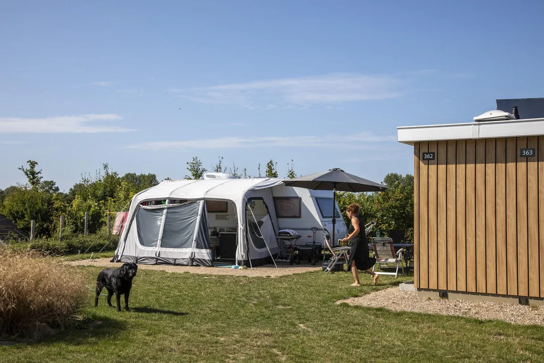 Komfort-Stellplatz mit Privatsanitär bei Camping Zonneweelde